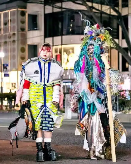 看了日本原宿风街头时尚,才发现原来动漫真不是瞎编的