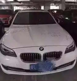 宝马车主在小区大门口乱停车,被喷字后反而看到车就笑了