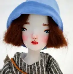 一个漫画图片戴蓝色帽子的小女孩