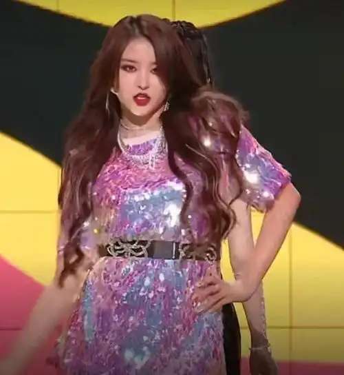 晚会生图吉娜嘴歪,易烊千玺碎发遮眼,张艺兴打光像恐怖片现场