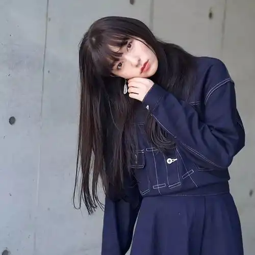 90后冷漠系少女示范极简风穿搭,借鉴她的私服风格绝对不可能撞衫