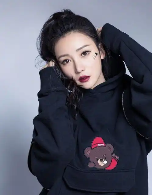 柳岩也走了纯路线,运动装卷发很时髦,瞬间又回到40岁的样子