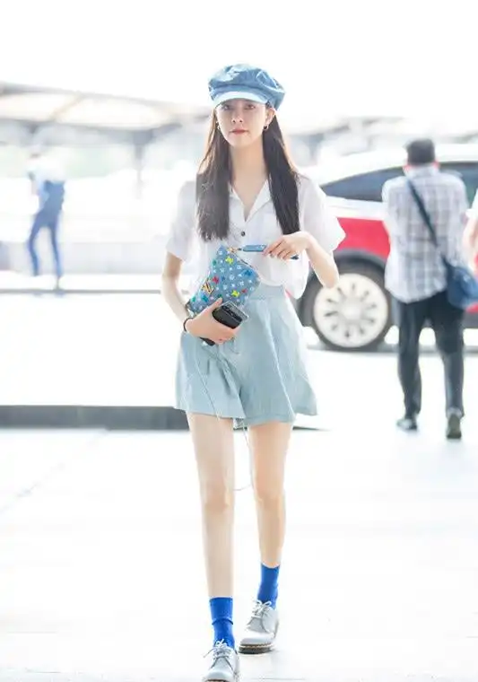 见多了宋妍霏又酷又时髦的打扮,再看她这套淑女风穿搭,好美