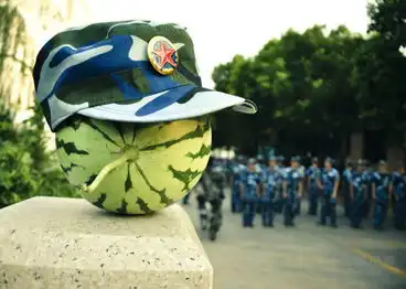 新生军训卖萌搞笑西瓜情侣爆红网络5466674