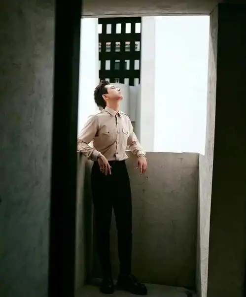 男生白衬衫这么穿,轻松把大部分路人比下去