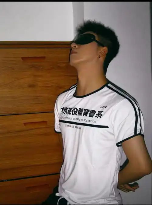 阳光大男孩变身禁欲系白袜小奶狗