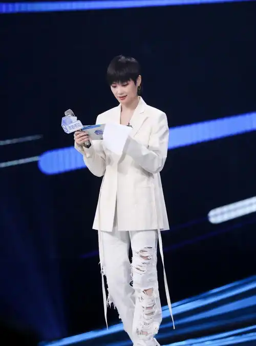 李宇春真是腿长任性,这么肥的外套也敢穿,矮个子看了太羡慕