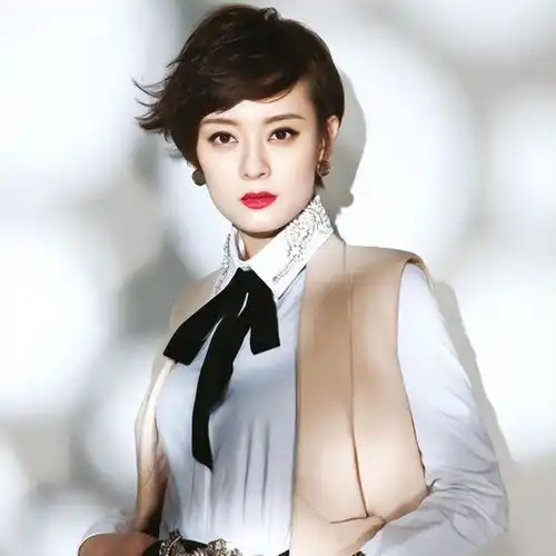 42岁孙俪长发披肩出席活动,脸蛋圆润胖了很多穿长裙温柔又优雅