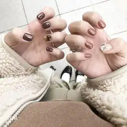 致大地色系质感女生别忘了涂上奶茶色系美甲