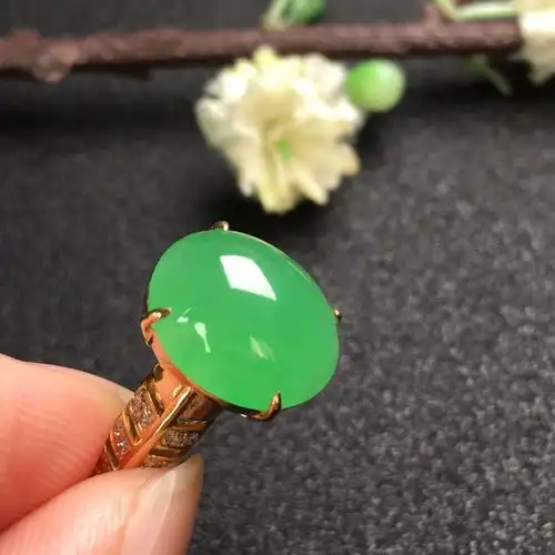 翡翠戒指果绿色好不好