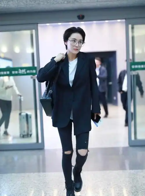 张馨予太适合穿西装了,白色西装干净利落,紧腿骑行裤穿出宽松感