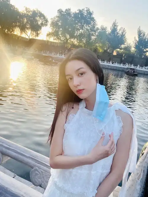 周也夏末出门遛弯赏景穿无袖白裙秒变清冷感美女