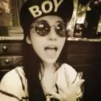 戴帽子女生头像黑色系范