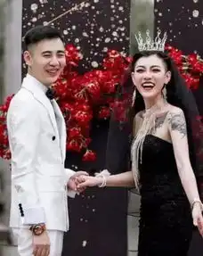 曾经爆红穿黑婚纱有纹身的新娘,如今变成这副模样,差点没认出来