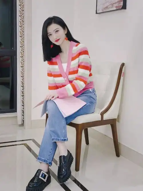 人间富贵花景甜,意外适合清冷色系穿搭,海边写真又纯又欲