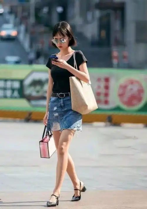 路人街拍,美女搭配一件白色的透视衬衫,非常好看