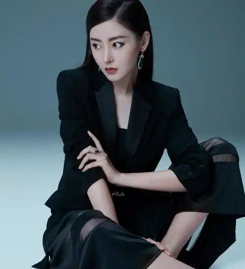 张天爱一身皮衣配皮裙秀细腰,御姐范十足,不愧是腰精