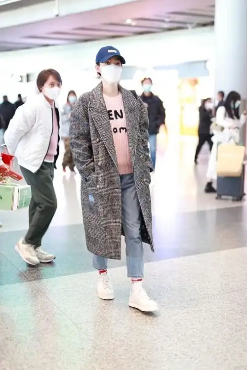 王丽坤男友造型走机场,韩系搭配更简约,就是显得肚子有点凸起