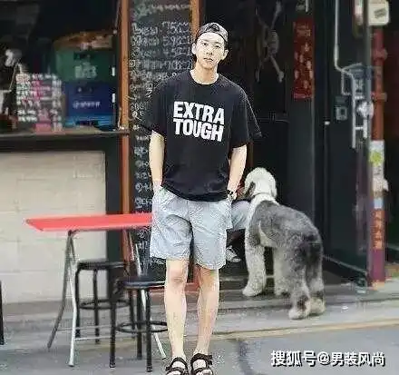 春夏季短袖t恤搭配休闲裤与小白鞋,禁欲系食草男标配