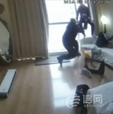 男生求复合被拒绝欲跳楼市北民警出手化解险情