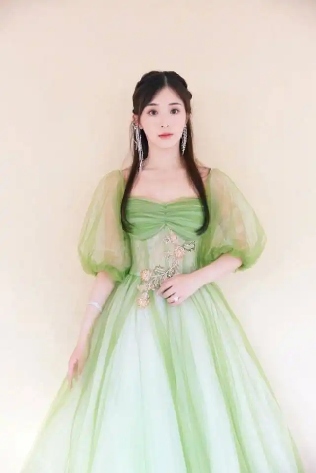 张含韵穿仙女裙看着太少女了,绿色纱裙尽显魅力,美回十八岁