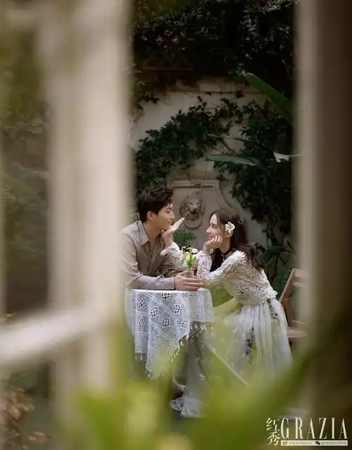 窦骁何超莲登红秀封面田园穿搭诠释浪漫