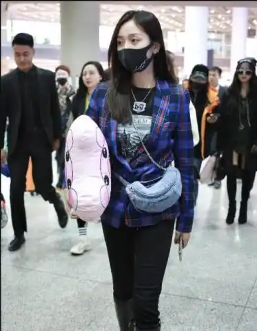 吴宣仪抱自己头像的粉色抱枕现身机场笑容灿烂可爱十足