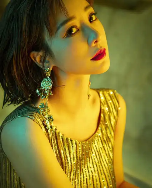 柳岩穿紧身长裙大秀s型曲线展露风情性感气质