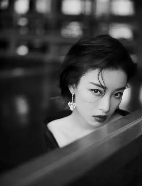 简约女神倪妮穿衬衫配白裤咧嘴笑清爽迷人