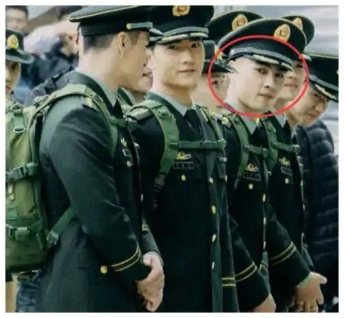 杨洋晒军队合照,网友却却被旁边男生吸引,果然军人最帅
