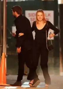 恋情实锤锤弟与22岁新女友当街亲亲抱抱,高调秀恩爱