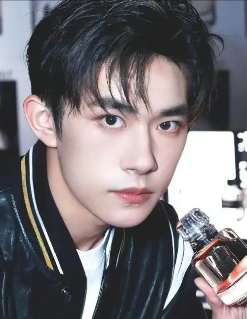 易烊千玺聊天视频曝光,长发遮眼十分随性,北京腔引发关注