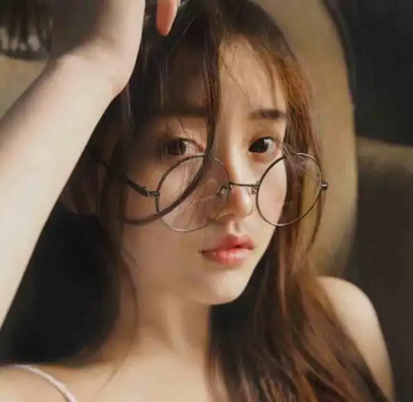 女生戴着项圈跪着头像