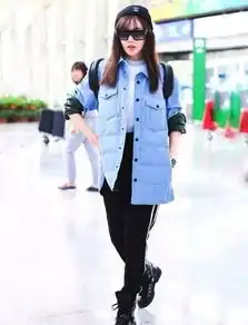 张天爱穿着抹胸内衣出现在机场,这全新造型,有点太性感