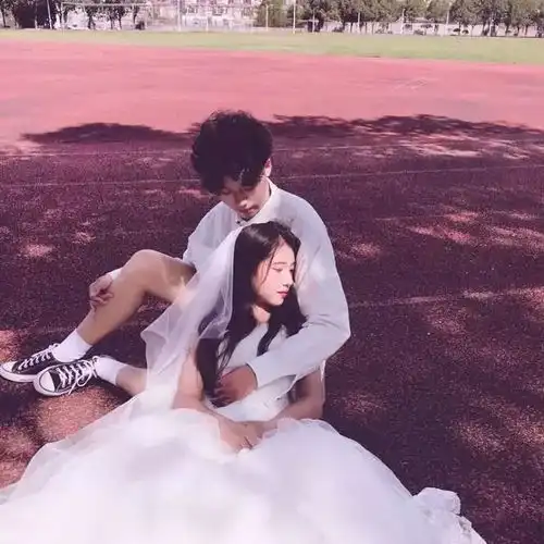 情侣头像自先沉稳而后爱人