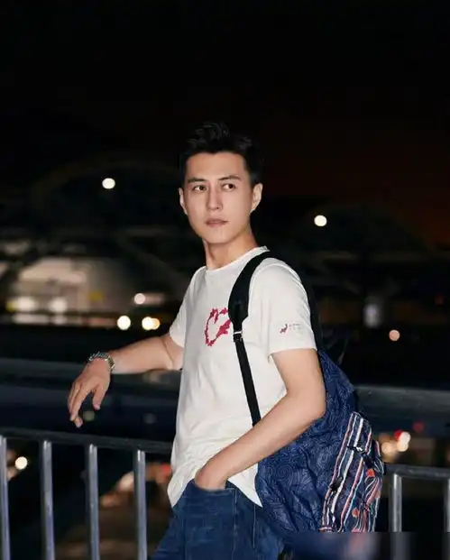 穿搭随性不顾形象老干部靳东的颜值也下降得太厉害了吧