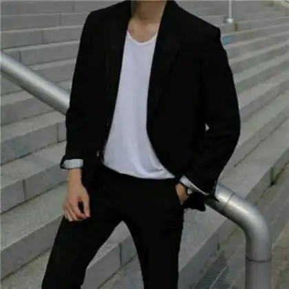 吸引寂寞女人的微信头像男生半身不露脸穿着打扮很时尚的