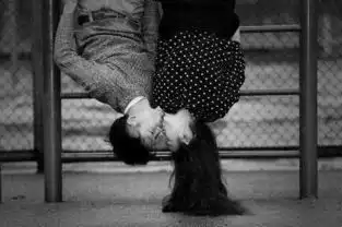 虐死单身狗大学生情侣高难度激吻纪念周年爱情