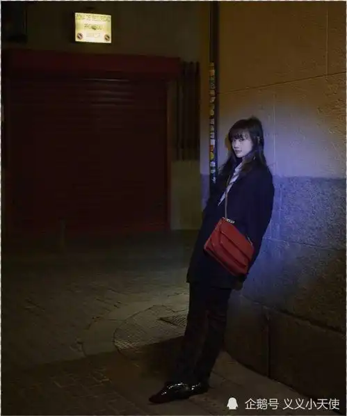 郑爽换黑白头像,灰色人生,网友留言为她担心受怕