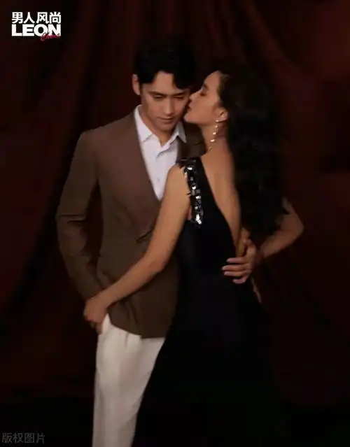 袁弘张歆艺高调秀恩爱,合体登时尚封面,穿情侣装互动超甜蜜