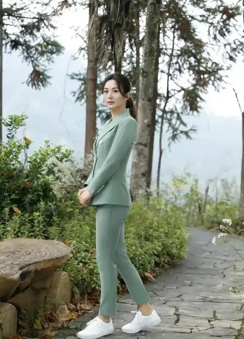 杨童舒西装穿搭太惊艳,淡绿色和自然界融为一体,真是气质型美女