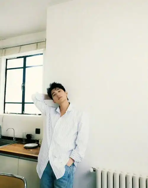 男生白衬衫这么穿,轻松把大部分路人比下去