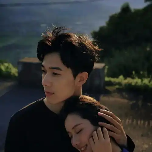 情侣头像善意可以给任何人,唯独爱和喜欢不可以