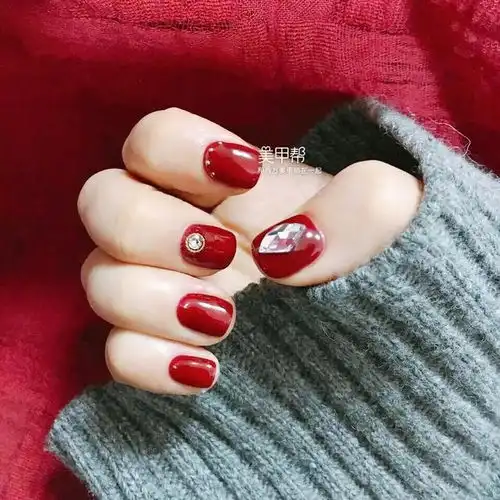 过年做韩系红色美甲,很潮