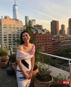 邓文迪穿深v碎花吊带难怪能推倒小27岁男友