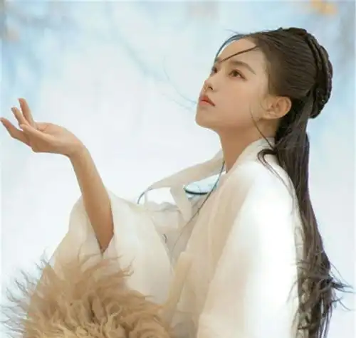 穿书她穿成第一章就被打断腿的弱小女配,为活命紧抱反派不撒手