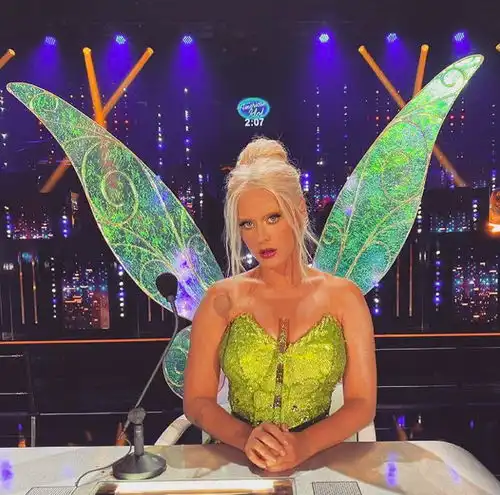 36岁水果姐素颜不敢认油头垢面输给超模可儿,持仙女棒毫无违和