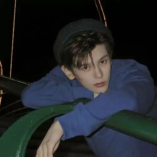 最新男头像成长的痛阻挡不了未来的光明.