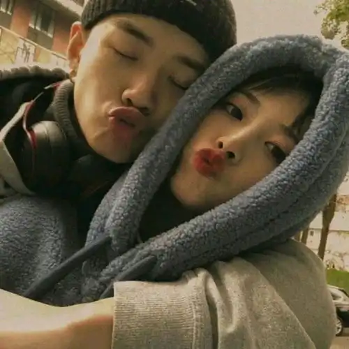 情侣头像拼成一张照片系