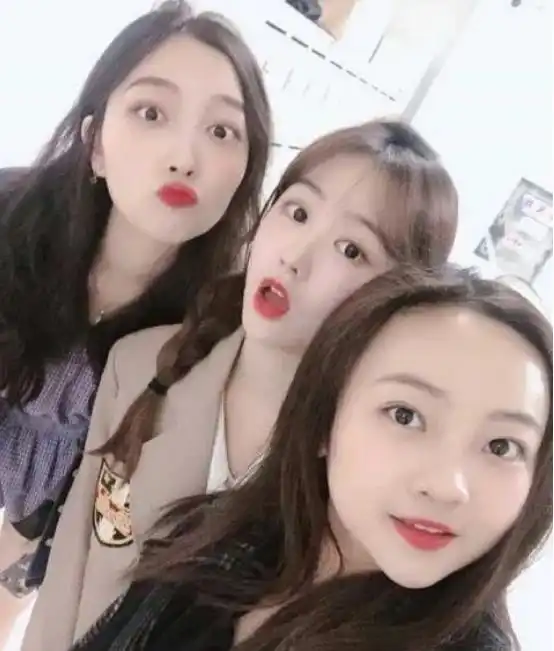 奥运女孩林妙可晒近照,皮肤白皙清纯可人,为瘦身吃减脂餐好拼